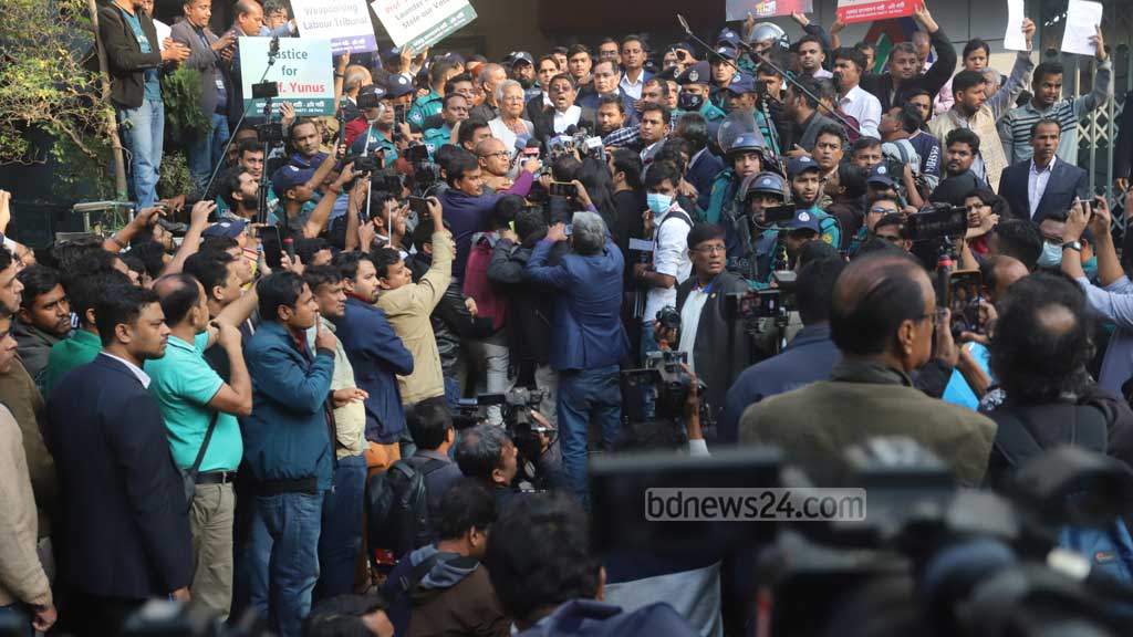 শ্রম আইন লঙ্ঘনের মামলার রায়ে দোষী সাব্যস্ত হওয়ার পর সোমবার ঢাকার বিজয়নগরের শ্রম আদালত প্রাঙ্গনে সাংবাদিকদের সঙ্গে কথা বলেন শান্তিতে নোবেলজয়ী মুহাম্মদ ইউনূস। ছবি: তাওহীদুজ্জামান তপু