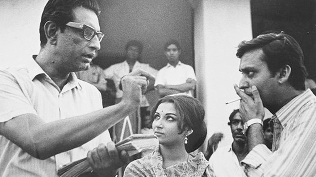অরণ্যের দিনরাত্রি সিনেমার শুটিংয়ে সত্যজিত রায়ের সঙ্গে শর্মিলা ঠাকুর ও সৌমিত্র চট্টোপাধ্যায়। 