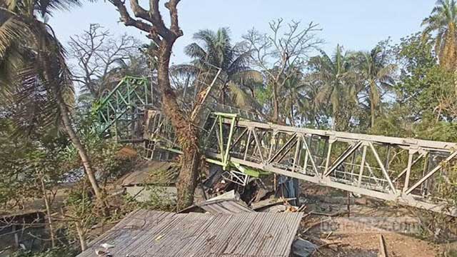 স্টিল সাইলো নির্মাণ কাজে ব্যবহৃত ক্রেন উপড়ে বসতিতে