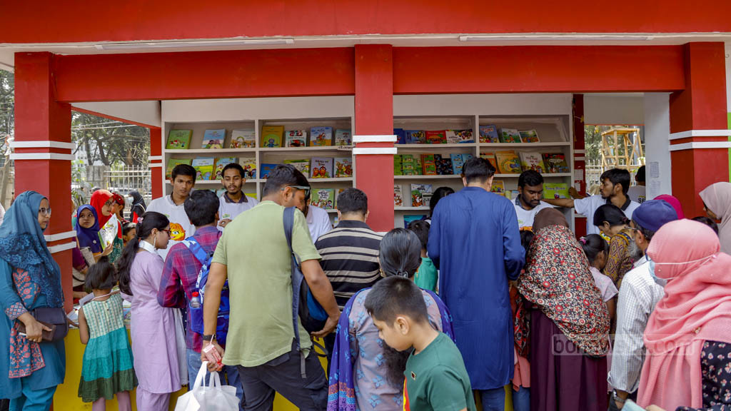 একুশে বইমেলায় শনিবার শেষ শিশুপ্রহরে স্টলগুলোতে ভিড় শিশু ও অভিভাবকদের। 