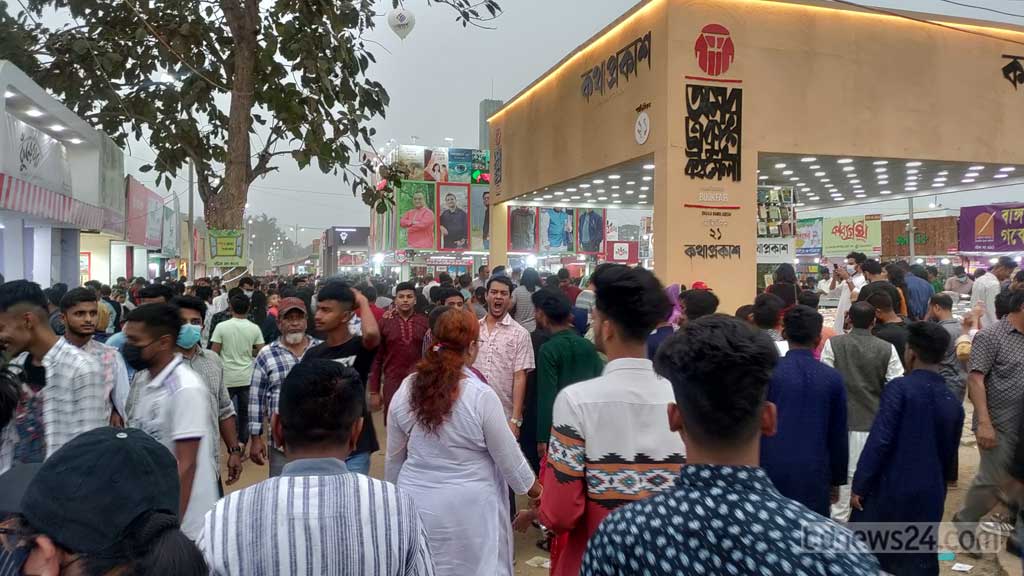 বইমেলায় একুশে ফেব্রুয়ারির ভিড়, সঙ্গে সাধুসঙ্গ