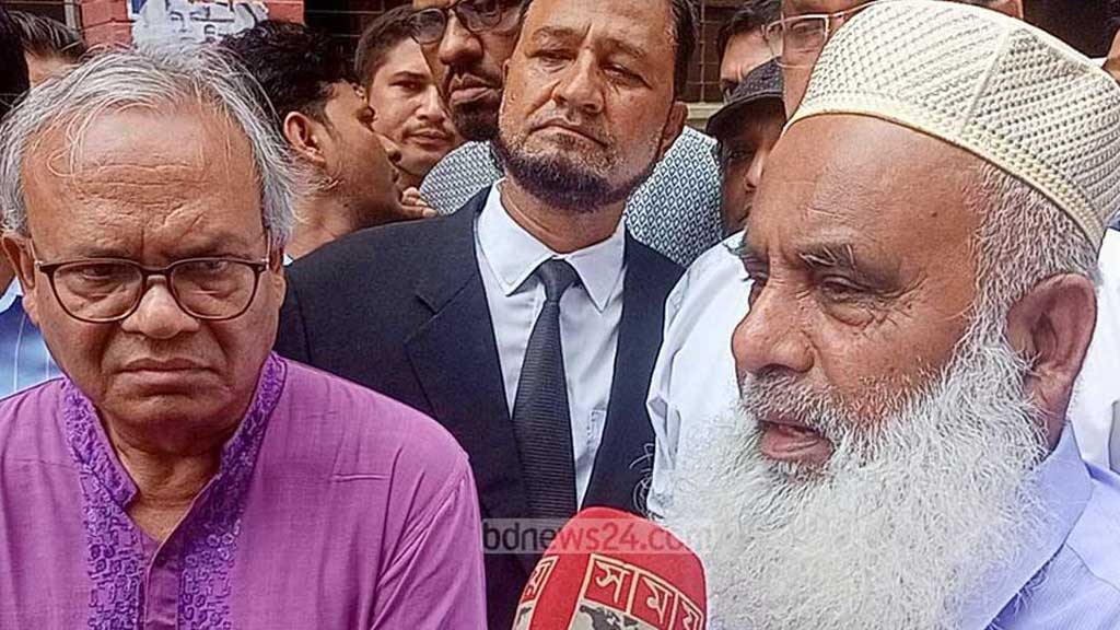 কুমিল্লায় বাসে পেট্রোল বোমা: খালেদা জিয়ার অনুপস্থিতিতে পেছাল চার্জ গঠন