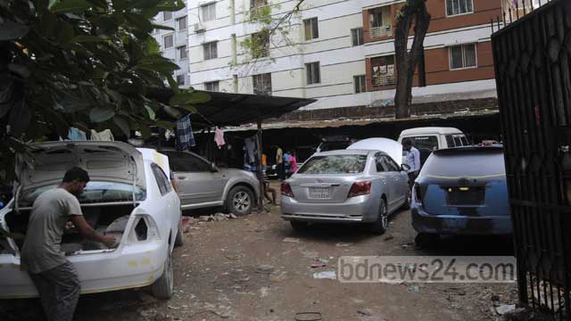 মিরপুরের দারুস সালাম এলাকার একটি গ্যারেজে গাড়ি রং করায় ব্যস্ত কর্মীরা। 