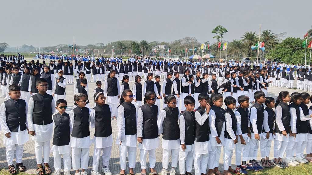 টুঙ্গিপাড়ায় ৭১৪ শিক্ষার্থীর কণ্ঠে বঙ্গবন্ধুর ভাষণ