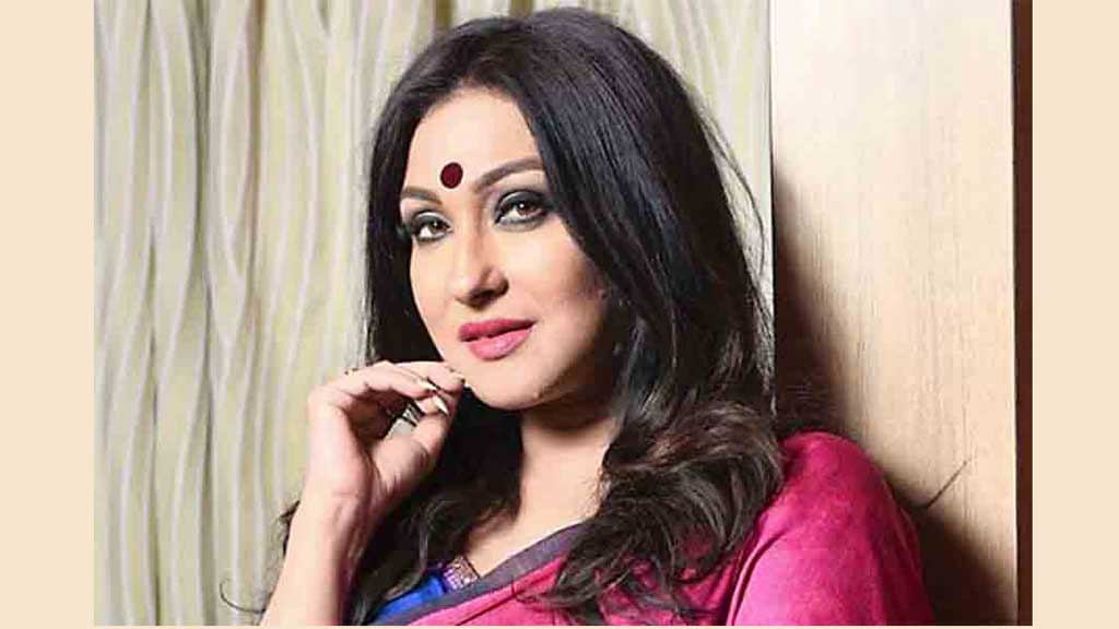 ঘরে-বাইরে ঋতুর একার লড়াই
