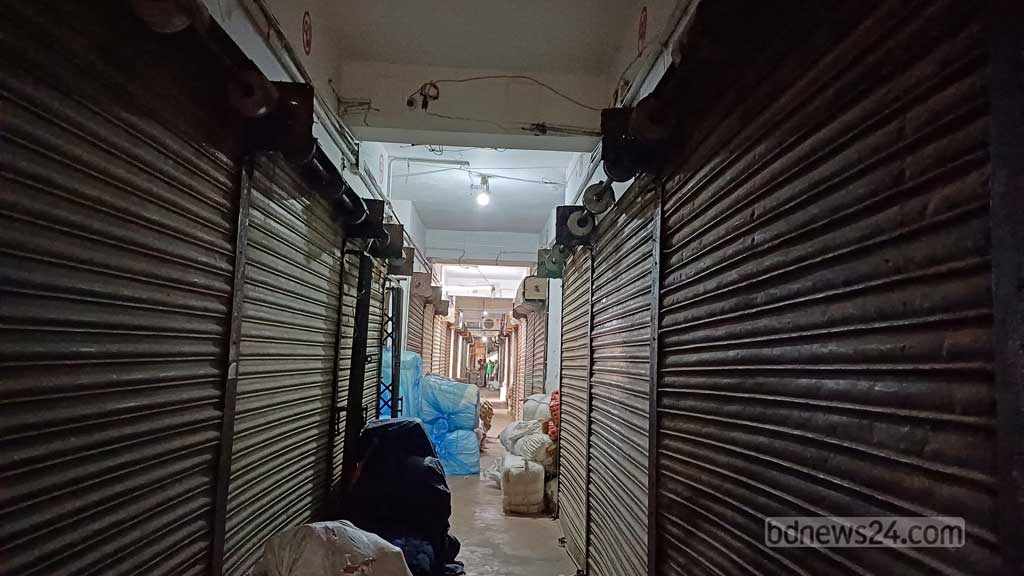 কারওয়ান বাজারের পরিত্যক্ত মার্কেটগুলোতে চলছে বাধাহীন ব্যবসা। 