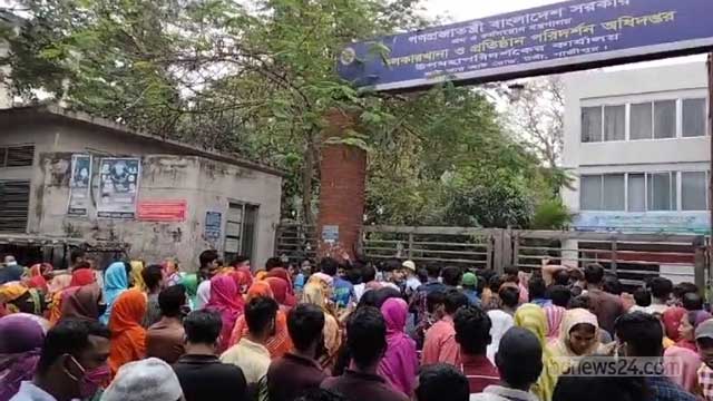 বকেয়া না দিয়ে কারখানা বন্ধের নোটিশে টঙ্গীতে শ্রমিকদের বিক্ষোভ