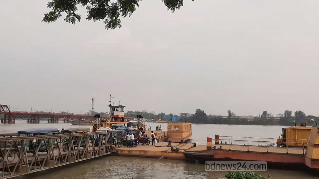 কর্ণফুলীতে ফেরির সঙ্গে ধাক্কায় নৌকা উল্টে যাত্রী নিখোঁজ