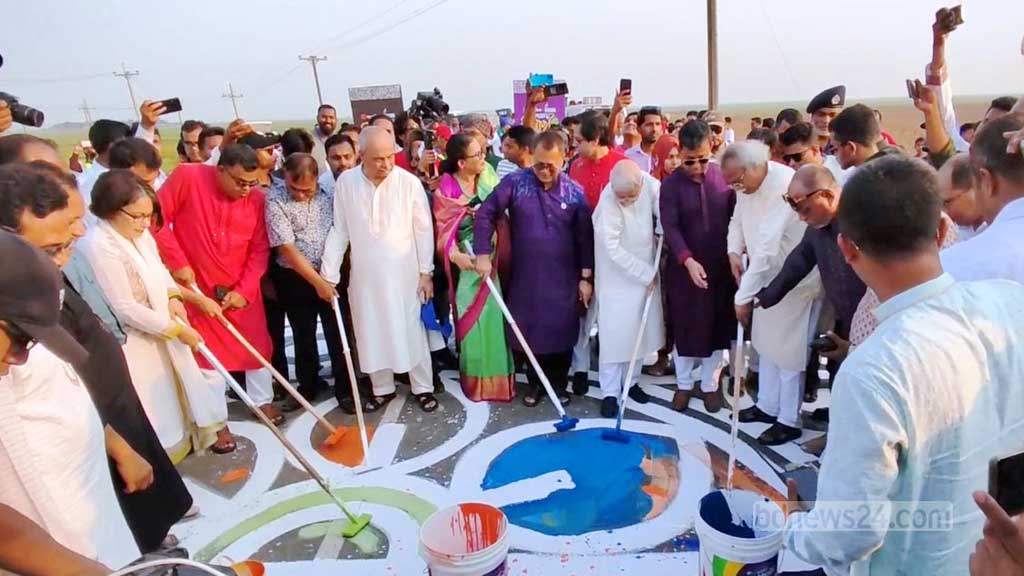 হাওরের সেই দৃষ্টিনন্দন সড়কে বৈশাখের আলপনা