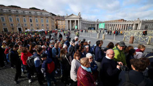 Faithful flock to St Peter's to pay respects to pope