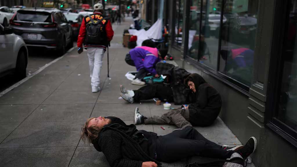 A man (foreground) convulses on the sidewalk after smoking fentanyl in the Tenderloin area of San Francisco on March 27, 2025. REUTERS/Daniel Cole
