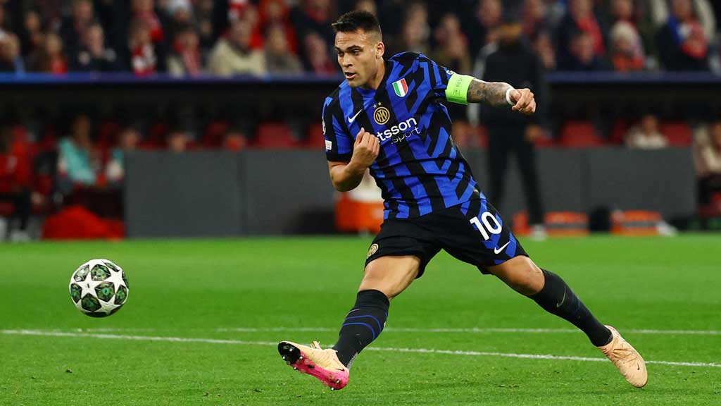 Champions League - Quarter Final - First Leg - Bayern Munich v Inter Milan - Allianz Arena, Munich, Germany - Apr 8, 2025 Inter Milan's Lautaro Martinez scores their first goal REUTERS/Kai Pfaffenbach