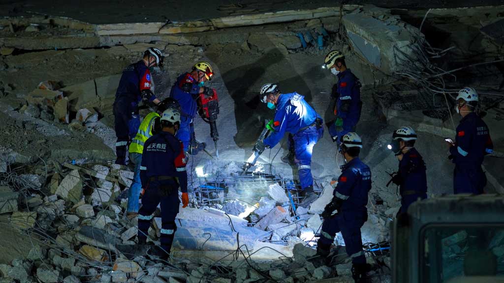 Chinese rescue workers work at the site of a collapsed building, in the aftermath of a strong earthquake, in Mandalay, Myanmar, Mar 31, 2025. REUTERS/Stringer