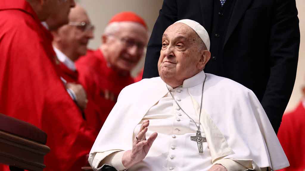 Pope Francis makes brief appearance after Palm Sunday service