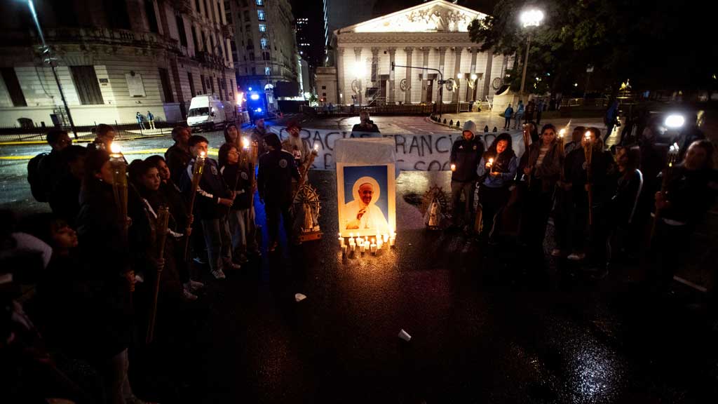 Argentina bids farewell to Pope Francis with 'symbolic embrace'