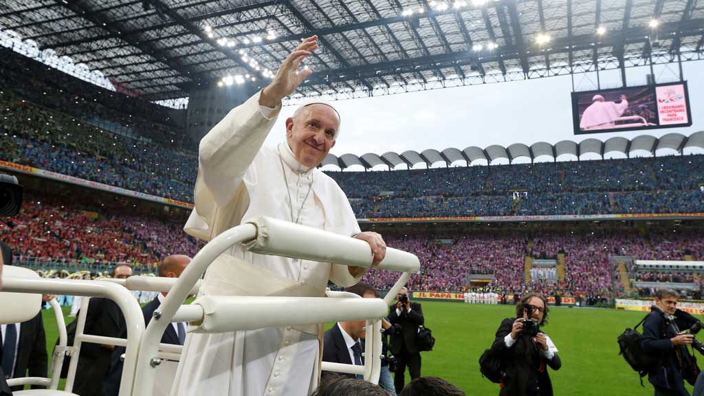Pope Francis waves to confirmation candidates at Saint Siro Stadium in Milan, Italy, March 25, 2017. REUTERS/Stefano Rellandini