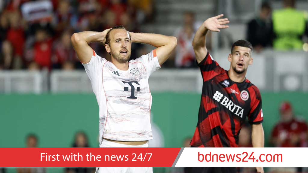 Bayern out to forget Cup blip, promoted Hamburg ready for derby against St Pauli