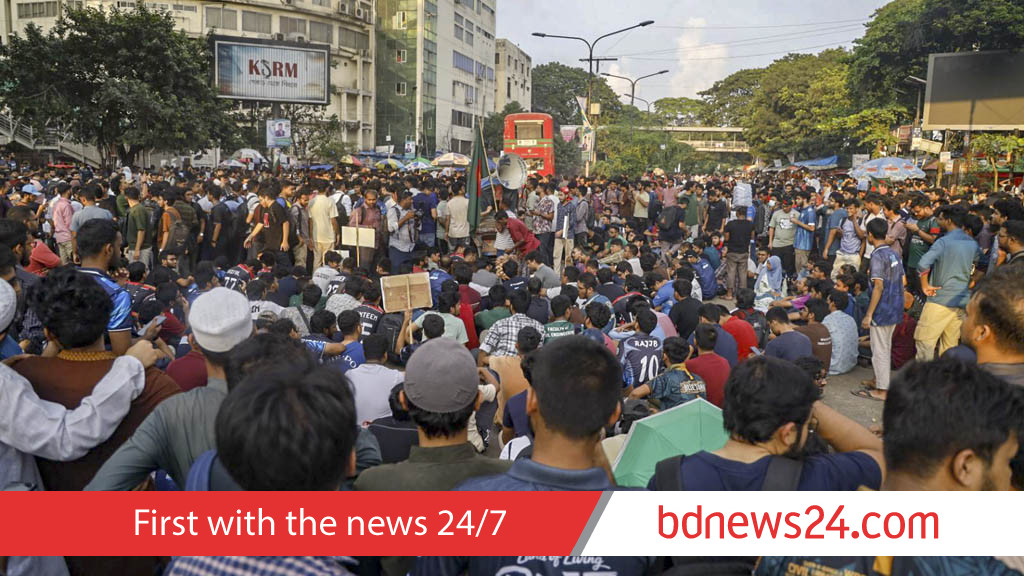 Engineering students block Shahbagh over 3 demands