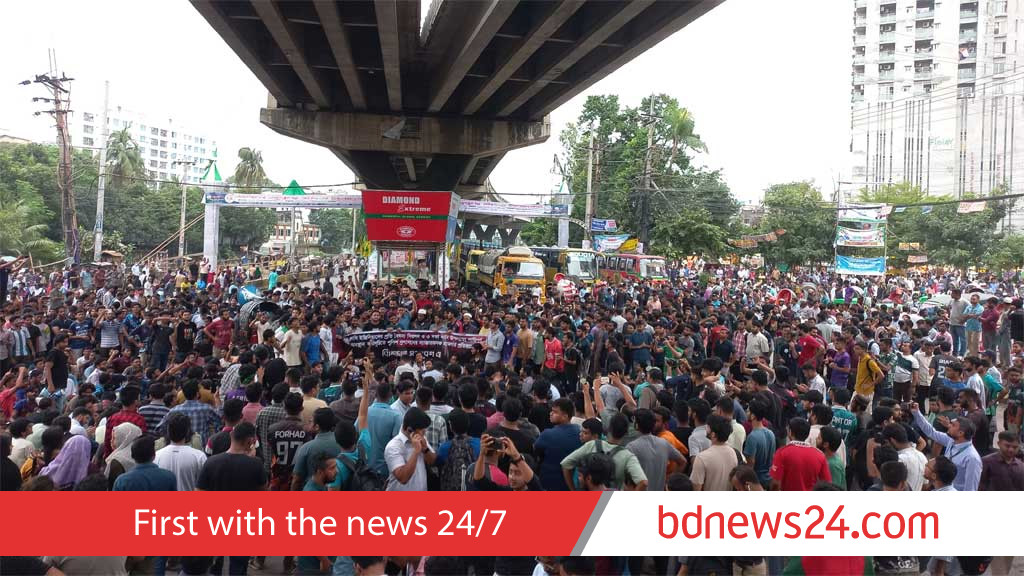 CUET students blockade Chattogram road, protest police attack on BUET peers