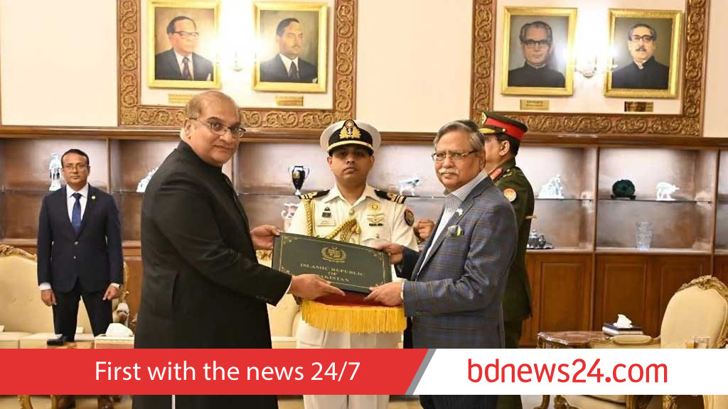 Pakistani envoy presents credentials to president