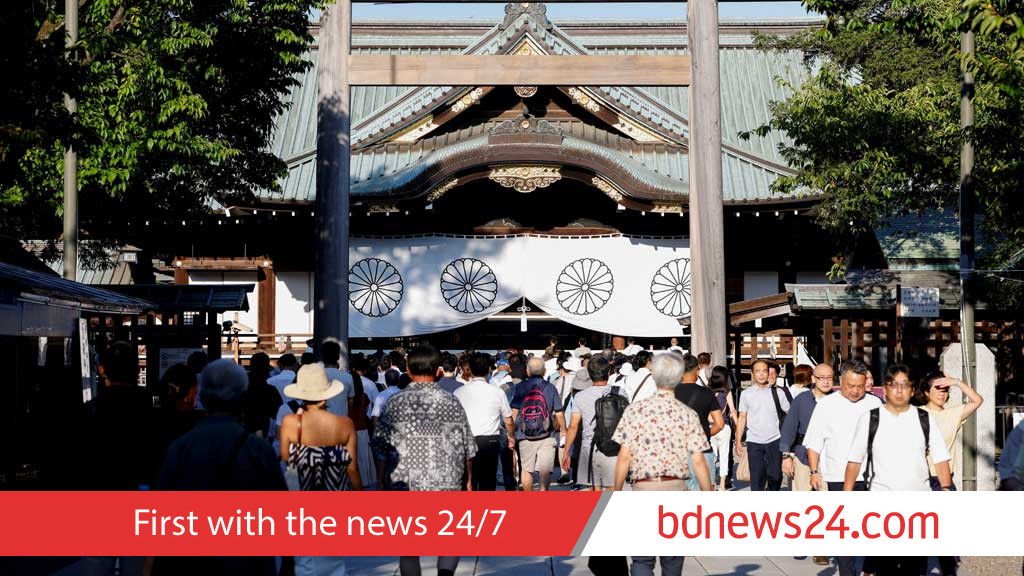 Japan minister joins crowds at controversial shrine