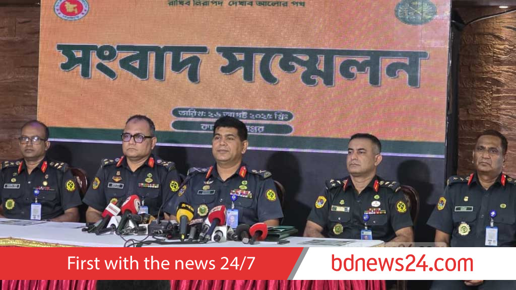 Militants among 700 escaped inmates still at large: prisons chief