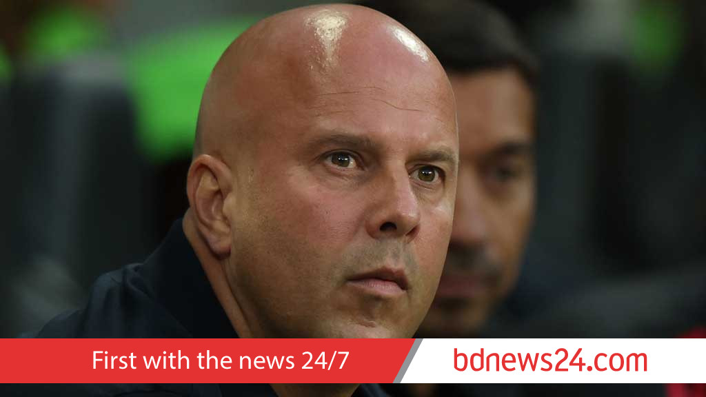 Liverpool coach Slot coy on Isak transfer as deadline looms