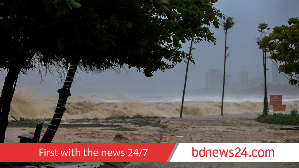 Typhoon Kajiki kills 3 in Vietnam, floods Hanoi streets