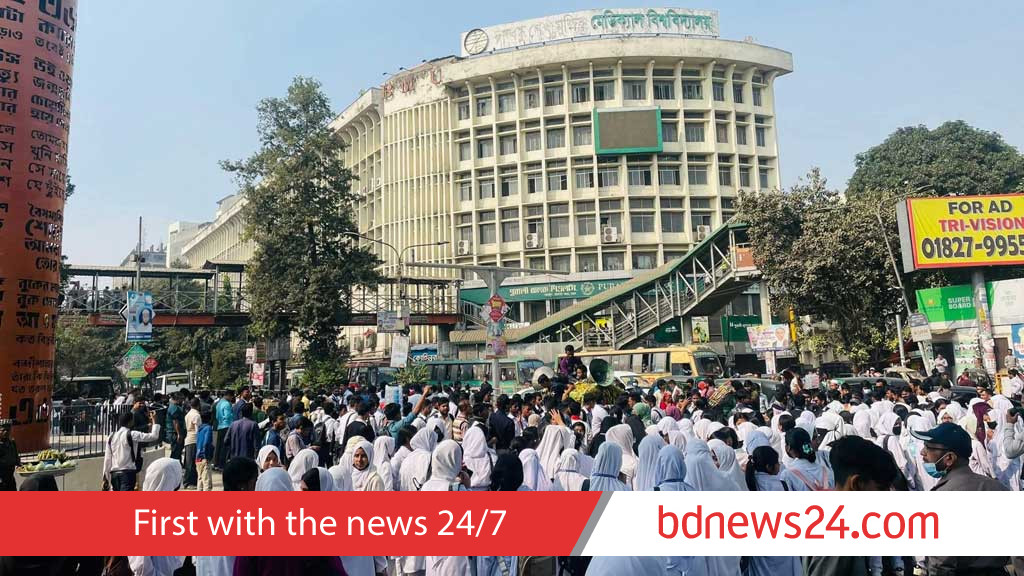 Students surround Shikkha Bhaban demanding Central University ordinance