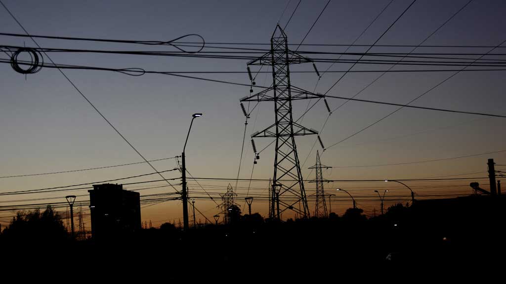 Chile power outage plunges capital into darkness
