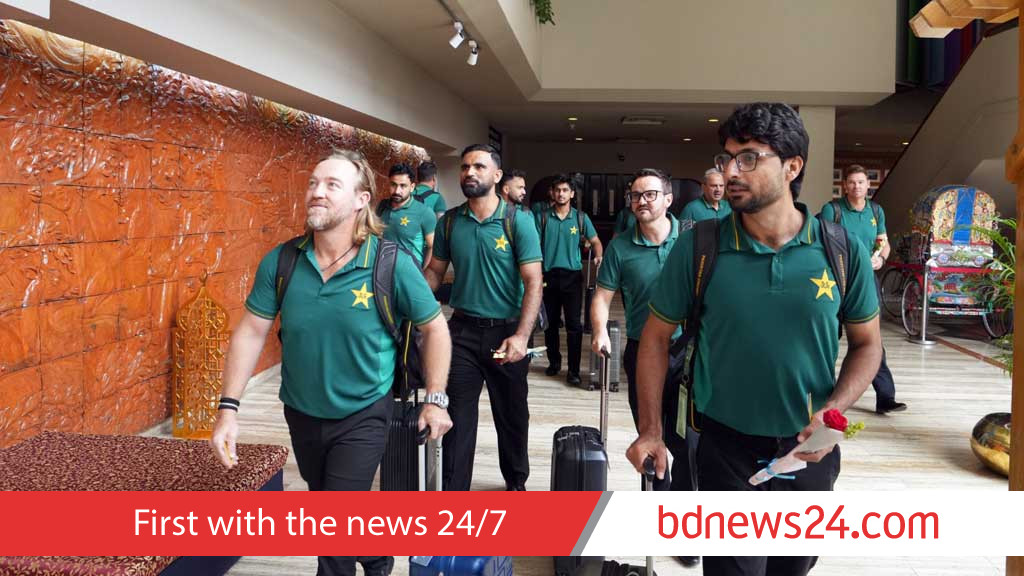 Pakistan cricket team reach Dhaka