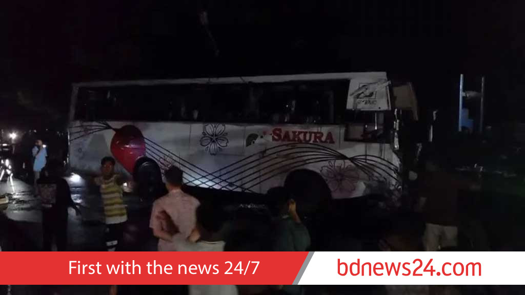 15 hurt as bus overturns on Dhaka-Bhanga Expressway
