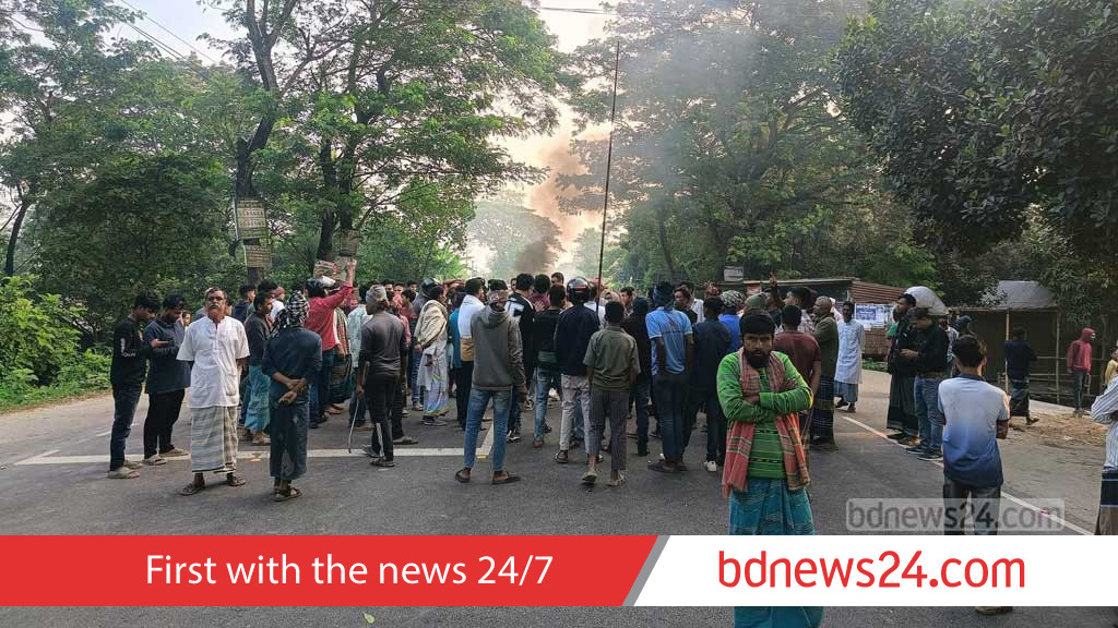 Tree felled, tires set on fire to block road in Faridpur’s Bhanga