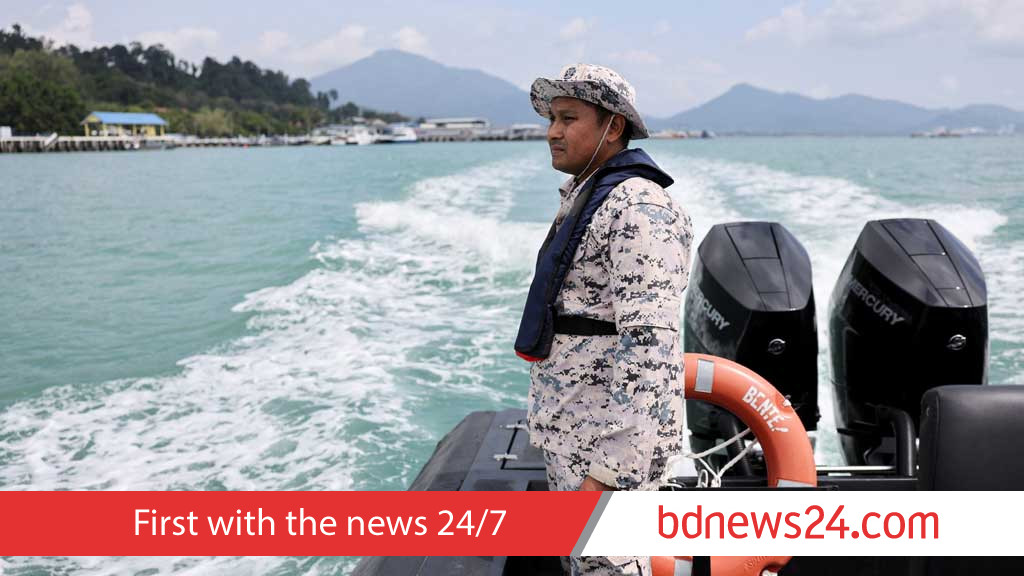 Malaysia searches for Rohingya after boat sinks, toll climbs to 21