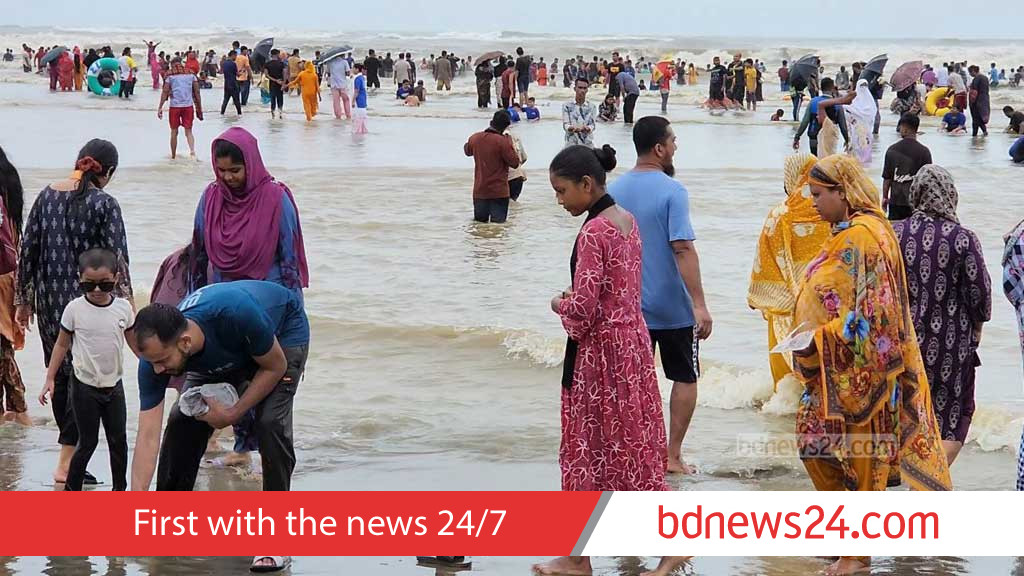 Holidaymakers defy storm caution to celebrate Durga Puja on Cox’s Bazar beach