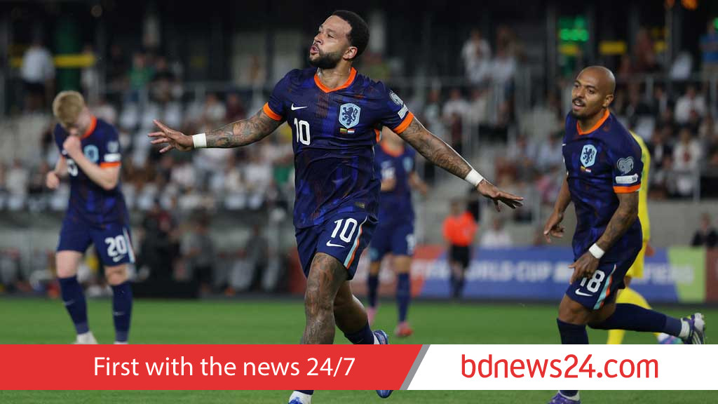 Passport woes delay Depay joining up with Dutch squad