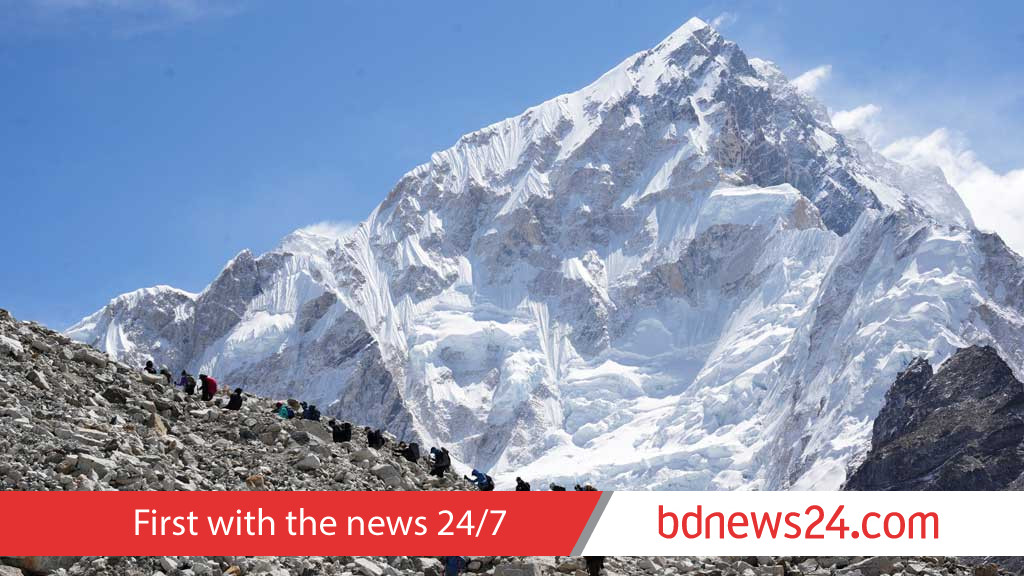 Hundreds of trekkers on Tibetan side of Mount Everest rescued