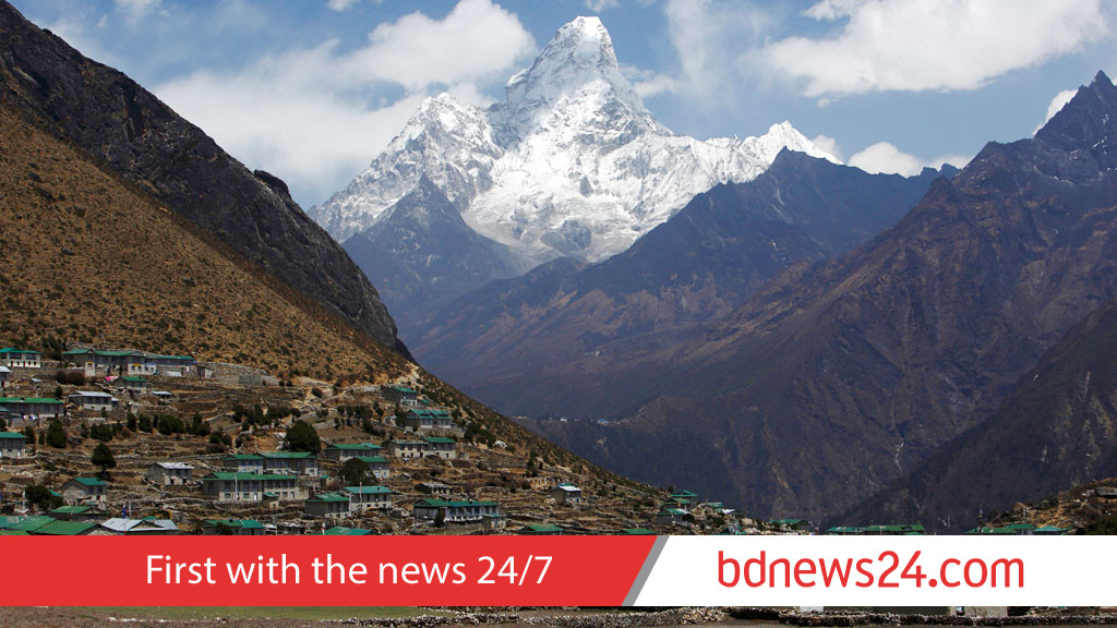 Heavy snowfall halts Everest tourism in Nepal, Tibet