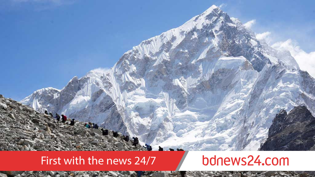 Remaining trekkers stranded near Mount Everest in Tibet being evacuated, source says