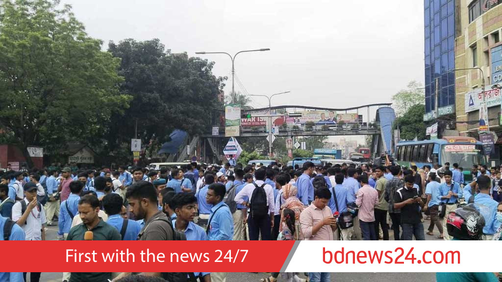 Students of Govt Science College block Farmgate