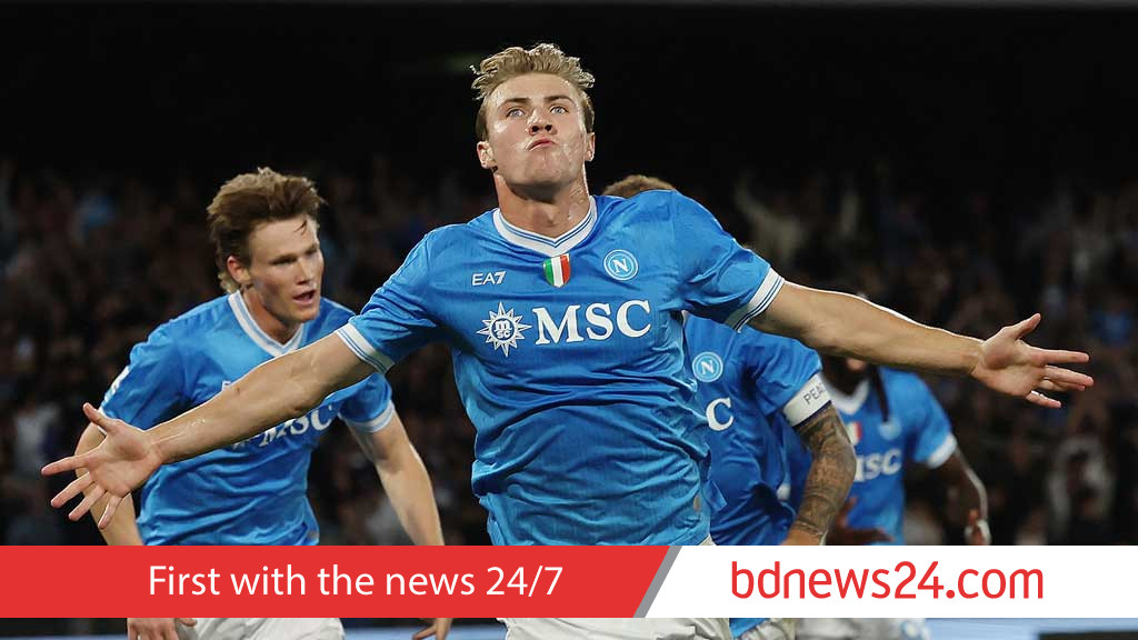 Napoli move top with battling 2-1 win over Genoa