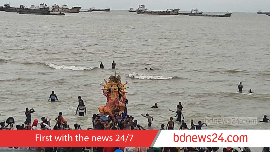 Tears, rituals and crowds mark Durga Puja immersions across Chattogram