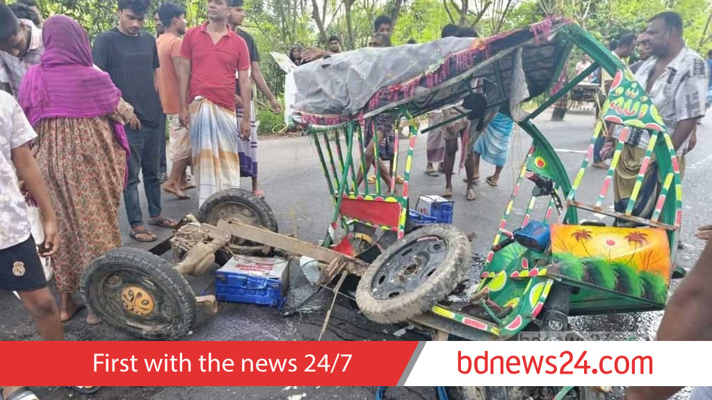 Three killed as bus crushes autorickshaw in Natore