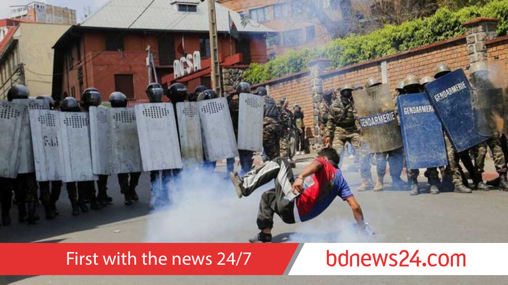 Madagascar protesters enter symbolic May 13 Square under military escort
