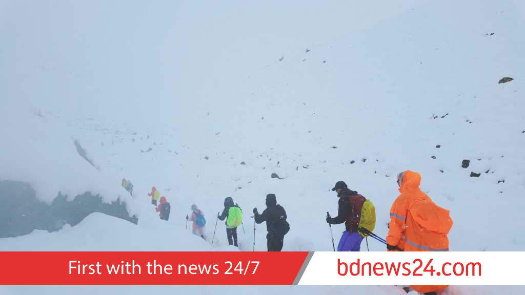 Rescuers race to evacuate stranded Everest hikers by Tuesday, source says