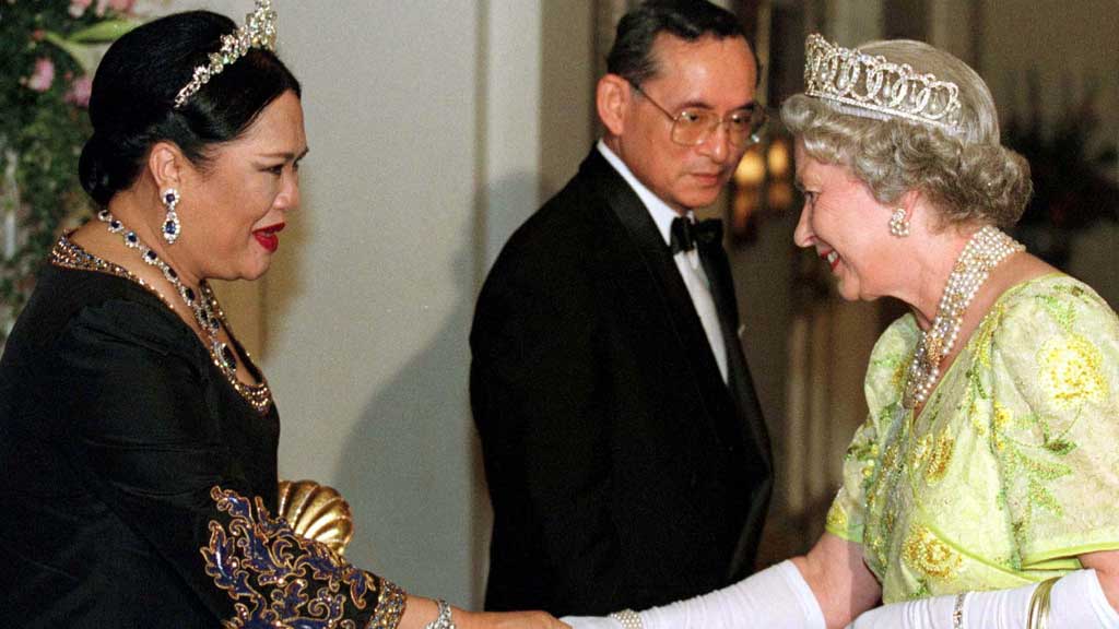 ১৯৯৬ সালে রানি দ্বিতীয় এলিজাবেথকে ব্যাংককে অভিবাদন জানান রানি সিরিকিত, পাশে রাজা ভূমিবল আদুলিয়াদেজ। ছবি: রয়টার্স