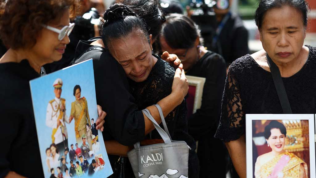 রানি সিরিকিতের মৃত্যুর খবর শুনে ব্যাংককে কান্নায় ভেঙে পড়েন নানা শ্রেণি-পেশার মানুষ। ছবি: রয়টার্স