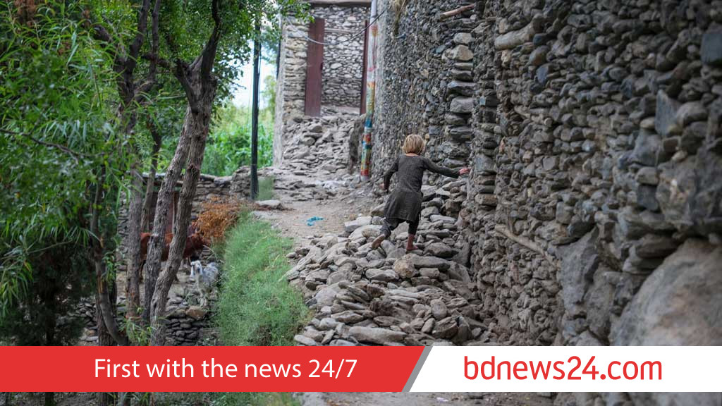 Afghan quake survivors dig graves with pickaxes