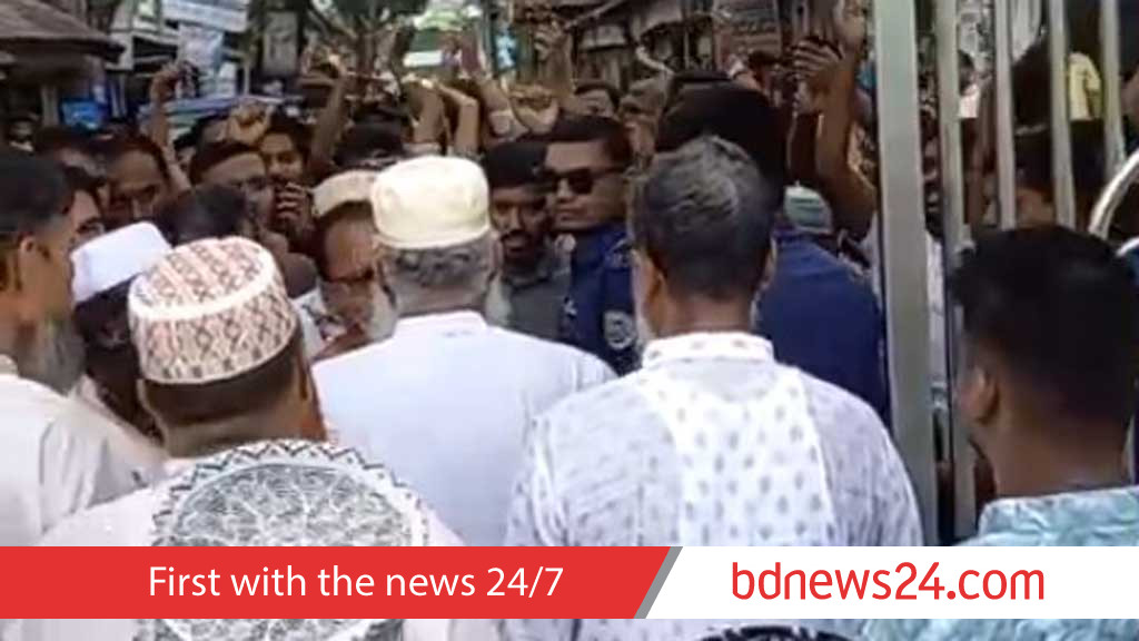 Shibir-Chhatra Dal clashes over college dominance leave 25 injured in Barishal