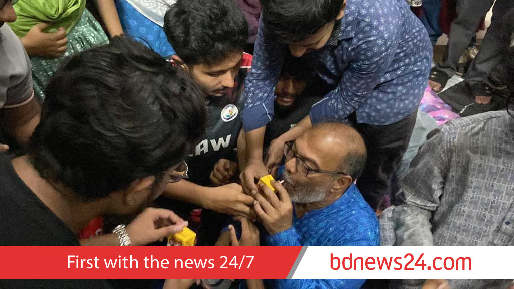 Barishal University students call off hunger strike after VC begs, makes assurances